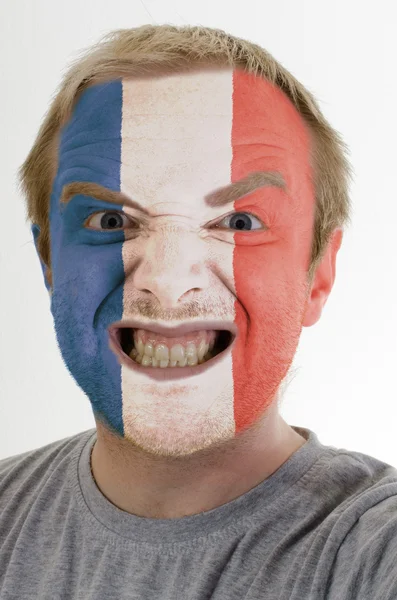 Πρόσωπο της τρελό θυμωμένος άνθρωπος που χρωματίζονται στα χρώματα της σημαίας της Γαλλίας — Φωτογραφία Αρχείου