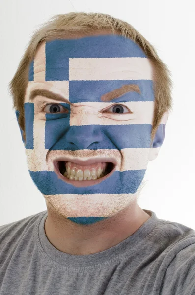 Gezicht van gek boze man geschilderd in kleuren van Griekenland vlag — Stockfoto