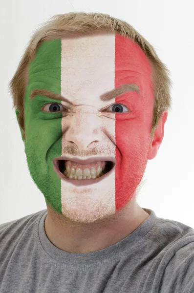Gesicht des verrückten wütenden Mannes in den Farben der italienischen Flagge gemalt — Stockfoto