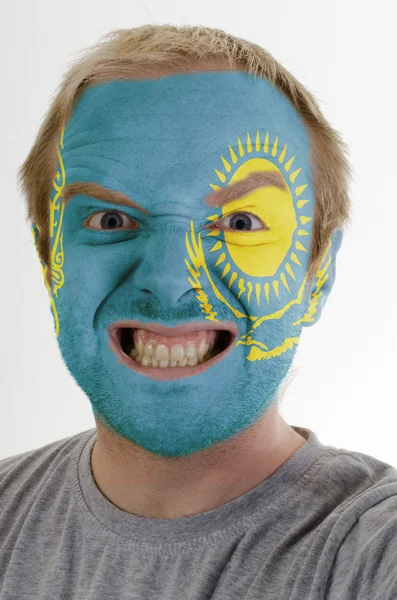 Çılgın kızgın adamın yüzünü Kazakistan bayrağı renklerde boyanmış — Stok fotoğraf