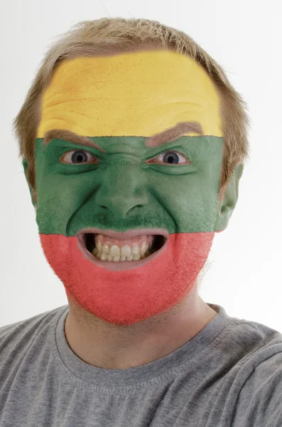 Gezicht van gek boze man geschilderd in kleuren van Litouwen vlag — Stockfoto