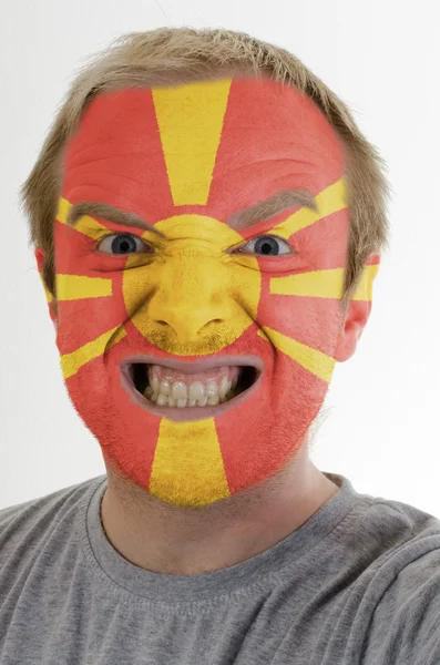 Rosto de louco homem zangado pintado em cores de bandeira macedônia — Fotografia de Stock
