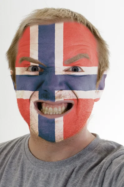 Ansikte av galet arg man målade i färgerna på Norge flagga — Stockfoto