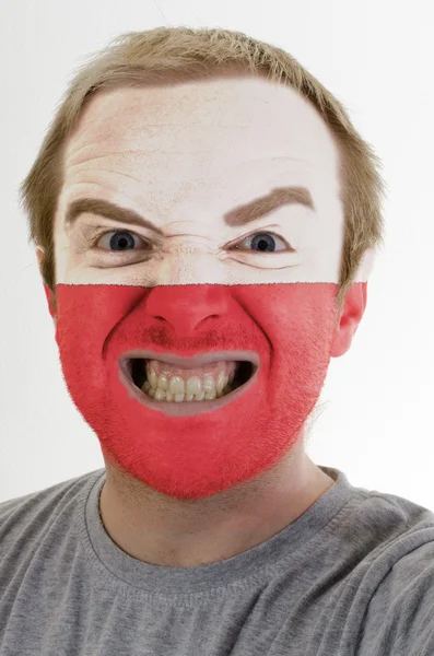 Обличчя божевільного розлюченого чоловіка, намальованого в кольорах польського прапора — стокове фото