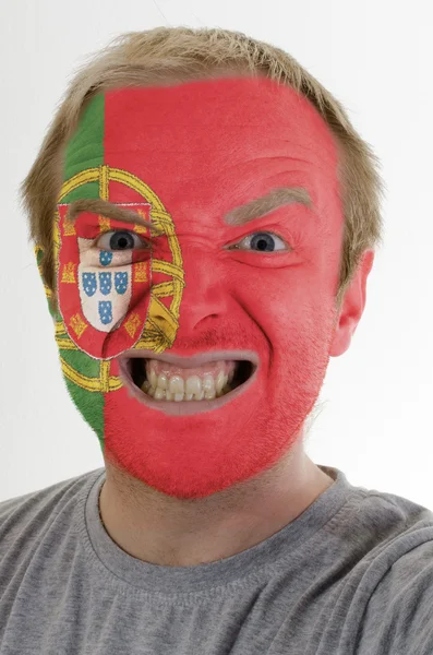 Лицо безумного злого человека, раскрашенного в цвета португальского флага — стоковое фото