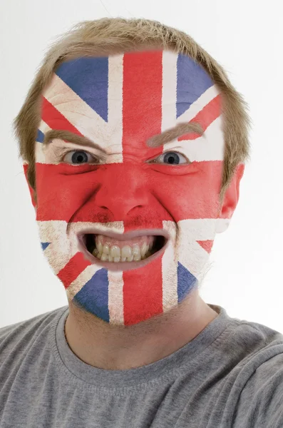 Πρόσωπο της τρελό θυμωμένος άνθρωπος που χρωματίζονται στα χρώματα της σημαίας του Ηνωμένου Βασιλείου — Φωτογραφία Αρχείου