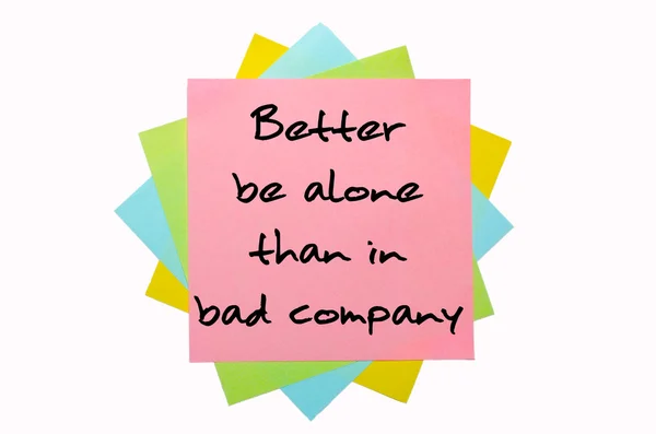 Przysłowie "lepiej być samemu niż w złe towarzystwo" napisane na kilka o — Zdjęcie stockowe