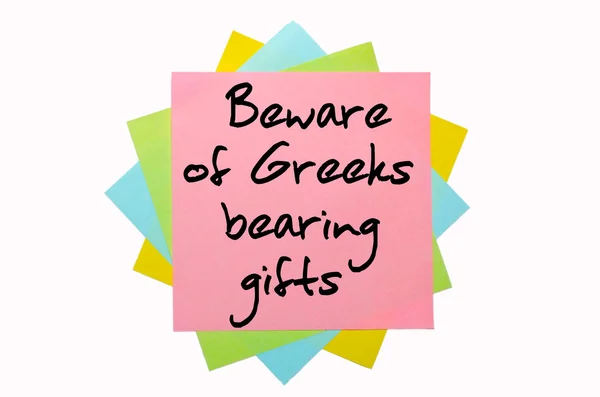 Proverbio "Cuidado con los griegos que llevan regalos" escrito en montón de sti — Foto de Stock