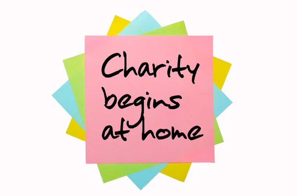 Atasözü "charity evde yapışkan not bir sürü üzerinde yazılı başlıyor" — Stok fotoğraf
