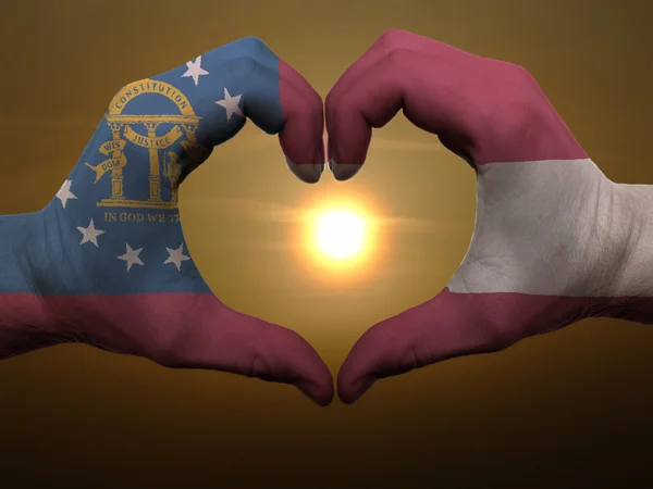 Coração e amor gesto por mãos coloridas em bandeira georgia durante b — Fotografia de Stock