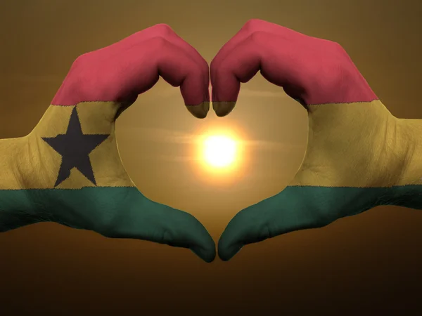 Corazón y gesto de amor con las manos coloreadas en la bandera de ghana durante bea —  Fotos de Stock