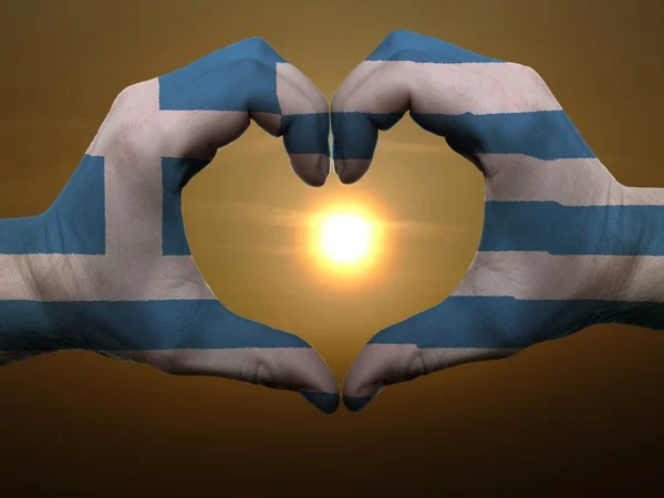 Coração e gesto de amor por mãos coloridas na bandeira da Grécia durante ser — Fotografia de Stock