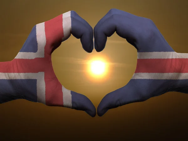 Hart en liefde gebaar door handen gekleurde in IJsland vlag tijdens b — Stockfoto