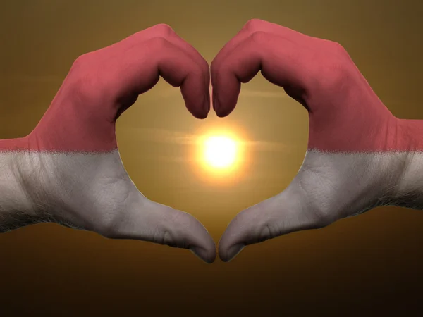 Corazón y gesto de amor por las manos coloreadas en la bandera de indonesia durante — Foto de Stock