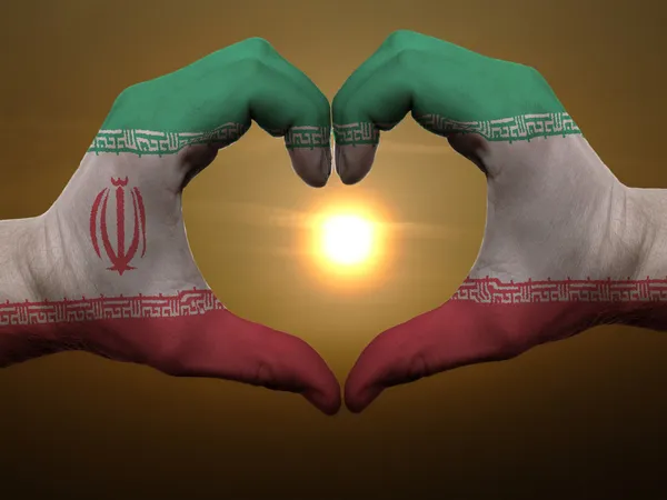 Corazón y gesto de amor con las manos coloreadas en la bandera de Irán durante el beau —  Fotos de Stock