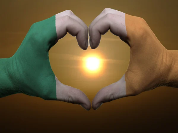 Coração e amor gesto por mãos coloridas em bandeira irlandesa durante b — Fotografia de Stock