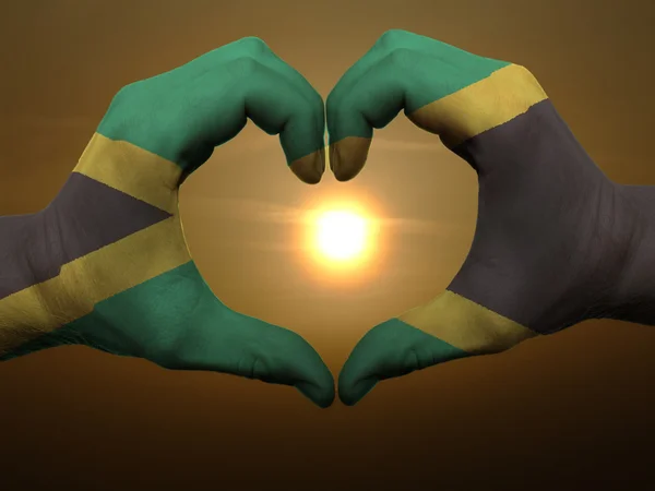 Corazón y gesto de amor con las manos coloreadas en la bandera de jamaica durante b — Foto de Stock