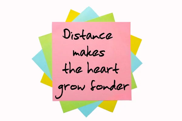 Spreekwoord "afstand maakt het hart groeien fonderr" geschreven op bunc — Stockfoto