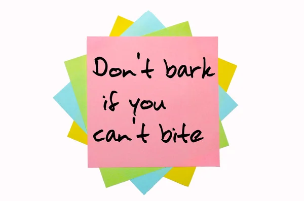 Spreekwoord "niet blaffen als je niet kan bijten" geschreven op bos — Stockfoto