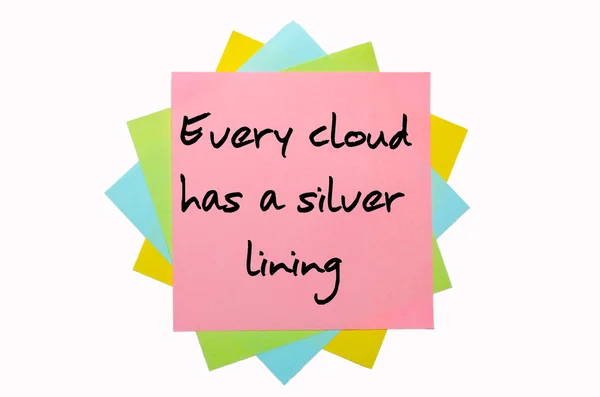 Proverbio "Cada nube tiene un forro de plata" escrito en un montón de — Foto de Stock