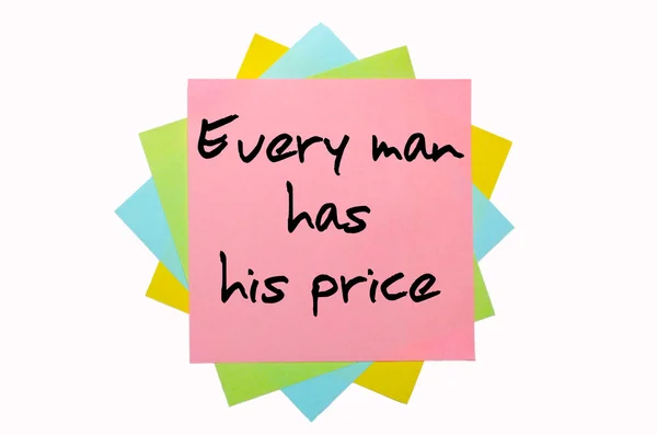 Provérbio "Todo homem tem seu preço" escrito em um monte de n pegajoso — Fotografia de Stock