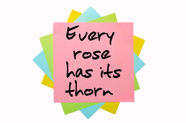 Spreekwoord "every rose has haar thorn" geschreven op bos van kleverige — Stockfoto