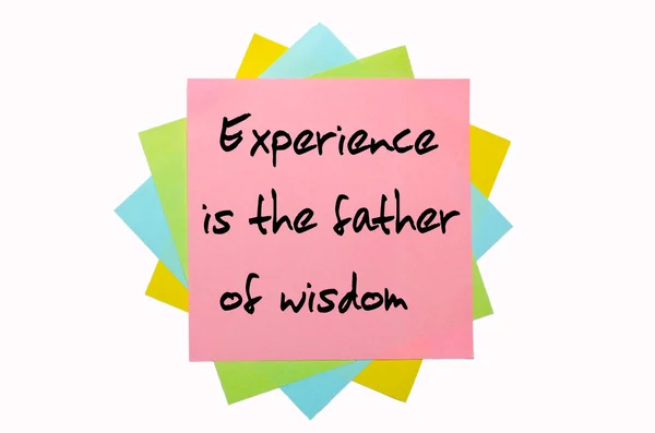 Proverbe "L'expérience est le père de la sagesse" écrit sur le bouquet — Photo
