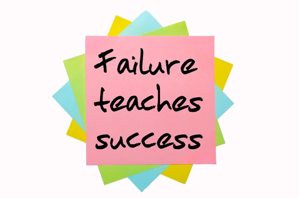 Proverbio "El fracaso enseña el éxito" escrito en un montón de pegajosos — Foto de Stock