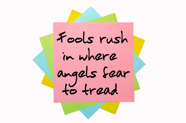 Spreekwoord "fools rush in where angels fear to tread" geschreven op — Stockfoto