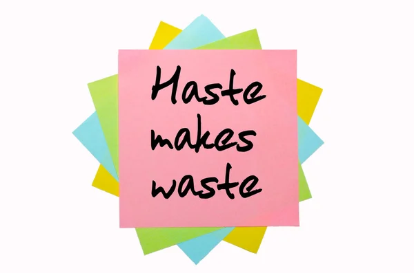 Provérbio "Haste makes waste" escrito em um monte de notas pegajosas — Fotografia de Stock