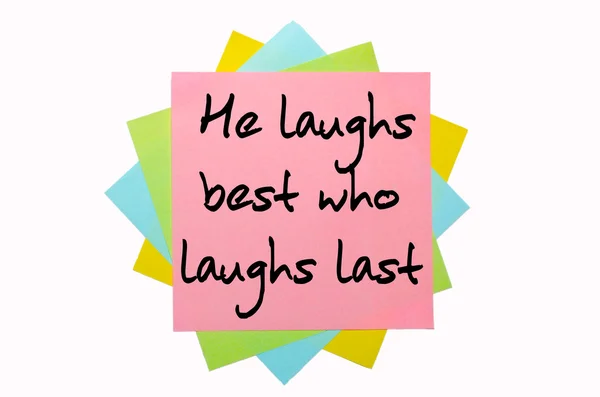 Przysłowie "śmieje najlepiej, kto się śmieje ostatni" napisane na kilka s — Zdjęcie stockowe