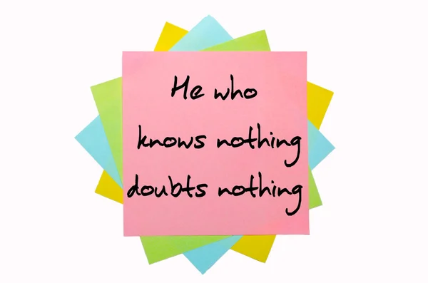 Proverbe "Celui qui ne sait rien, ne doute de rien" écrit sur bunc — Photo