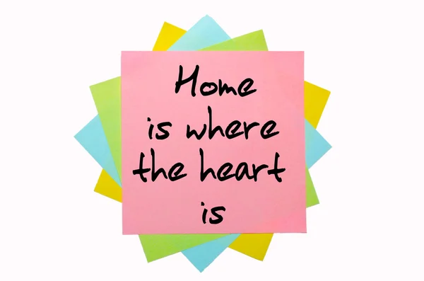 Spreekwoord "home is where the heart is" geschreven op bos van stick — Stockfoto