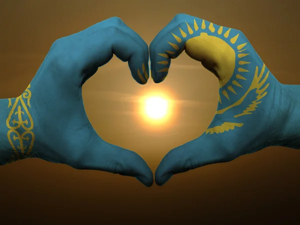 カザフスタンの旗の間で色の心と愛のジェスチャーの手で — ストック写真