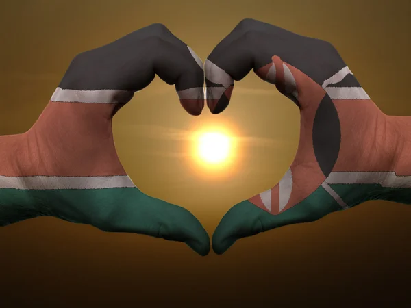 Жест любви и сердца руками, раскрашенными в флаг Кении во время бобы — стоковое фото
