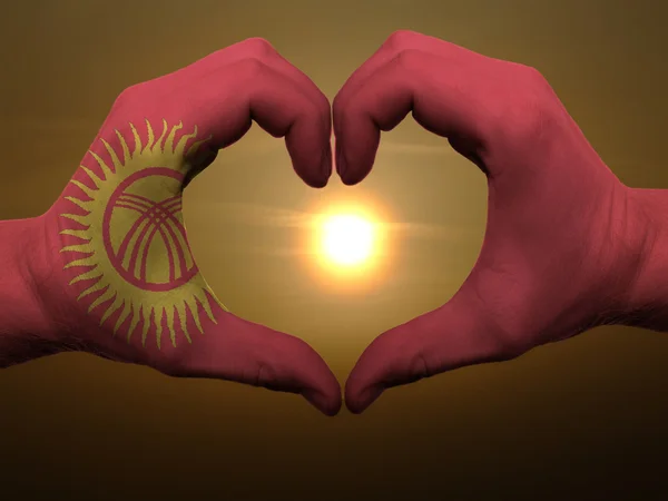 Coração e gesto de amor por mãos coloridas em kyrghyzstan bandeira duri — Fotografia de Stock