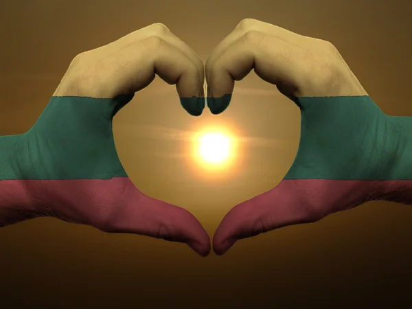 Καρδιά και αγάπη χειρονομία από χέρια χρωματισμένη με σημαία της Λιθουανίας κατά — Φωτογραφία Αρχείου