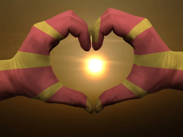 Corazón y gesto de amor con las manos coloreadas en la bandera de macedonia durante —  Fotos de Stock
