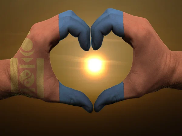 Corazón y gesto de amor por las manos coloreadas en la bandera de mongolia durante —  Fotos de Stock
