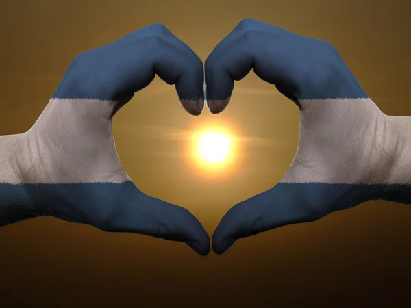Geste de coeur et d'amour par les mains colorées dans le drapeau nicaragua pendant — Photo