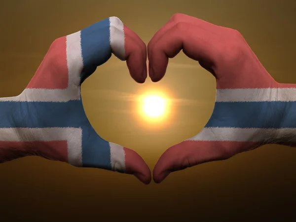 Είναι η καρδιά και η αγάπη χειρονομία από χέρια χρωματισμένη με σημαία της Νορβηγίας κατά τη διάρκεια — Φωτογραφία Αρχείου
