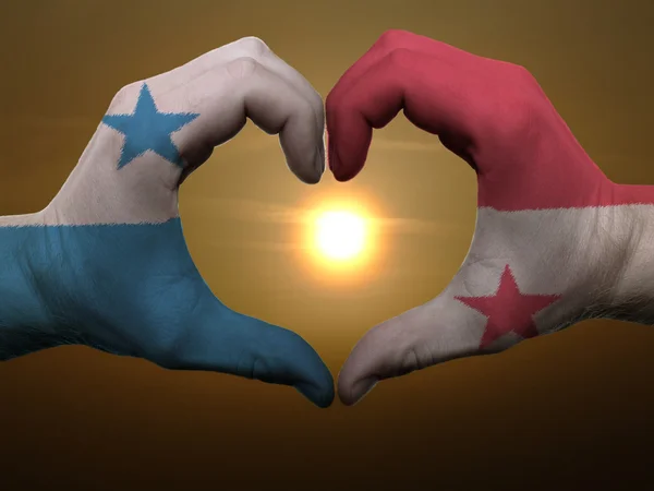 手の中にパナマの国旗の色で心と愛のジェスチャーであります。 — ストック写真