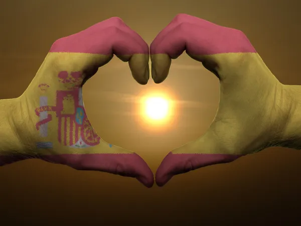 Coração e gesto de amor por mãos coloridas em bandeira de espanha durante bea — Fotografia de Stock