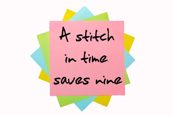 Spreekwoord "a stitch in time bespaart nine" geschreven op stelletje stic — Stockfoto