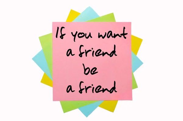 Proverbio "Si quieres un amigo, sé un amigo" escrito en un montón de — Foto de Stock