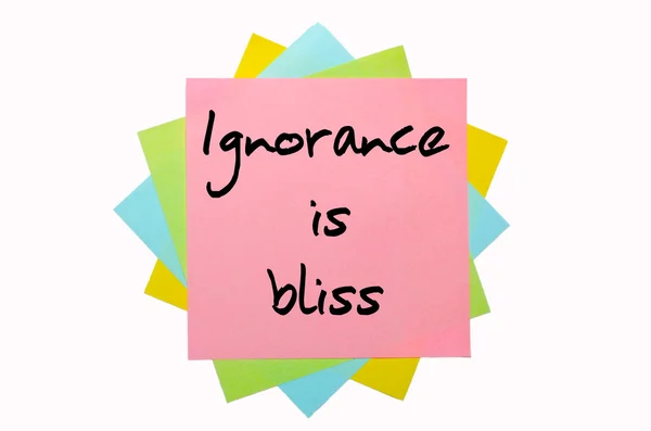 Provérbio "Ignorância é bem-aventurança" escrito em várias notas pegajosas — Fotografia de Stock