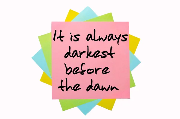 Proverbe "Il fait toujours plus sombre avant l'aube" écrit sur bunc — Photo