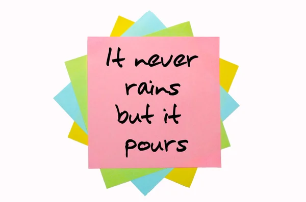 Przysłowie "to nigdy nie pada, ale to leje" napisane na kilka stic — Zdjęcie stockowe