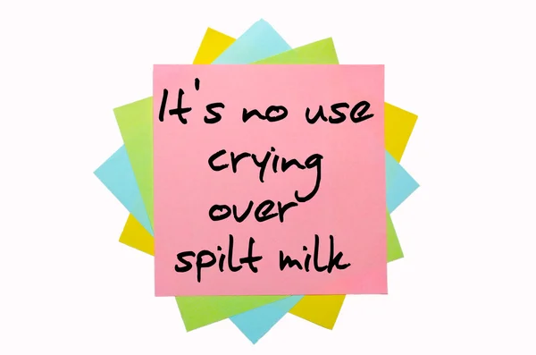 Proverbe "Il ne sert à rien de pleurer sur du lait renversé" écrit sur bu — Photo