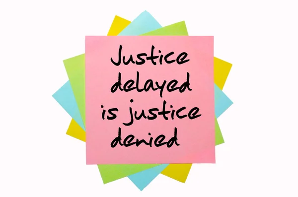 Proverbo "Giustizia ritardata è giustizia negata" scritto sul mazzo di — Foto Stock